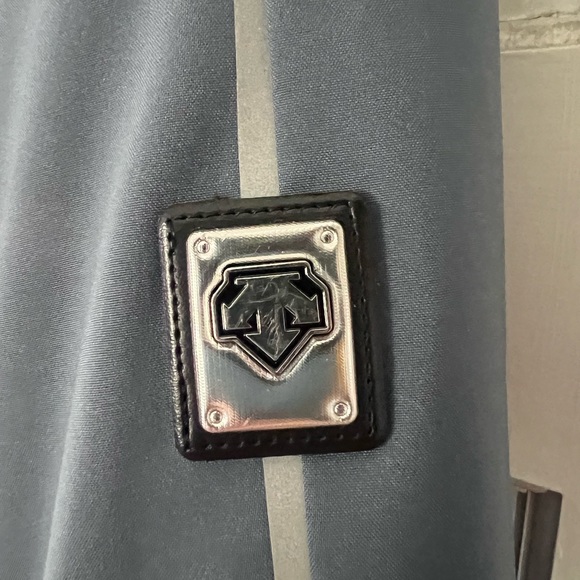 Women’s Size 8, Descente ski jacket. - Picture 4 of 4